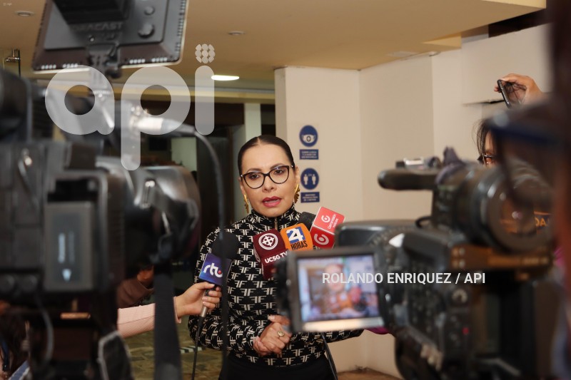 POL CNE ENTREGA PREGUNTAS A MODERADORES