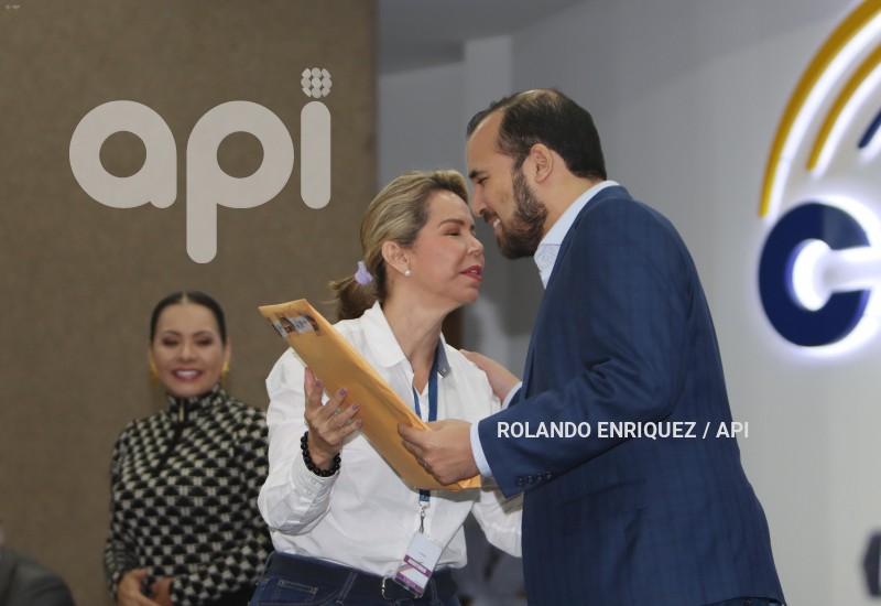 POL CNE ENTREGA PREGUNTAS A MODERADORES