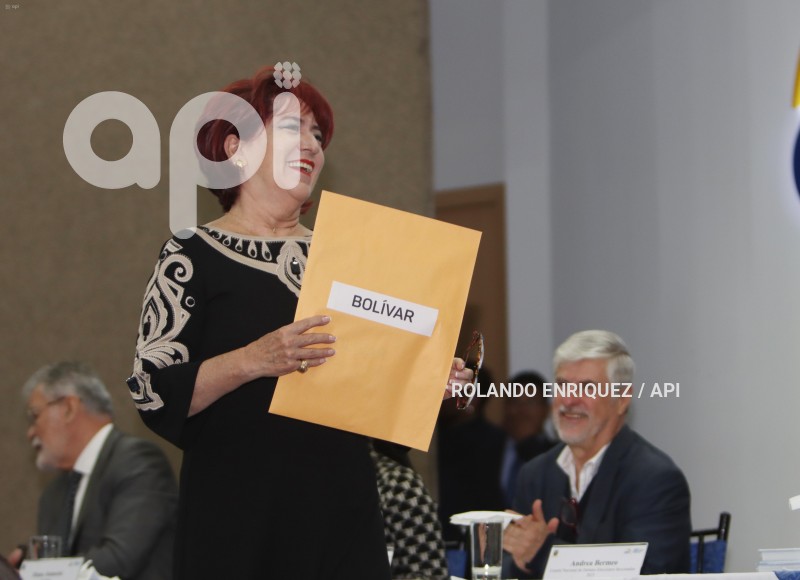 POL CNE ENTREGA PREGUNTAS A MODERADORES