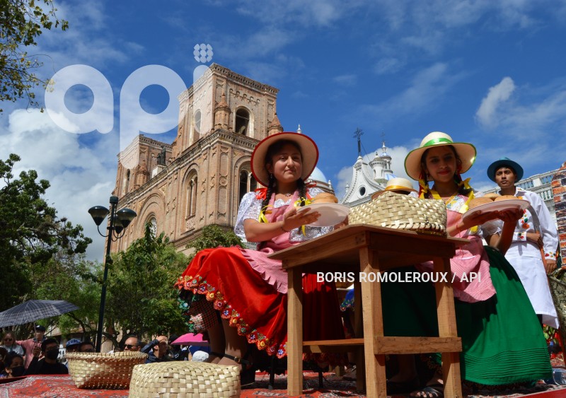 CUENCA-DESFILE ESTUDIANTIL FUNDACION CUENCA