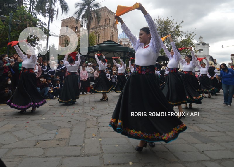 CUENCA-DESFILE ESTUDIANTIL FUNDACION CUENCA