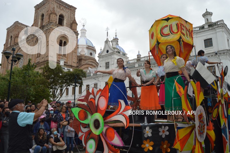 CUENCA-DESFILE ESTUDIANTIL FUNDACION CUENCA
