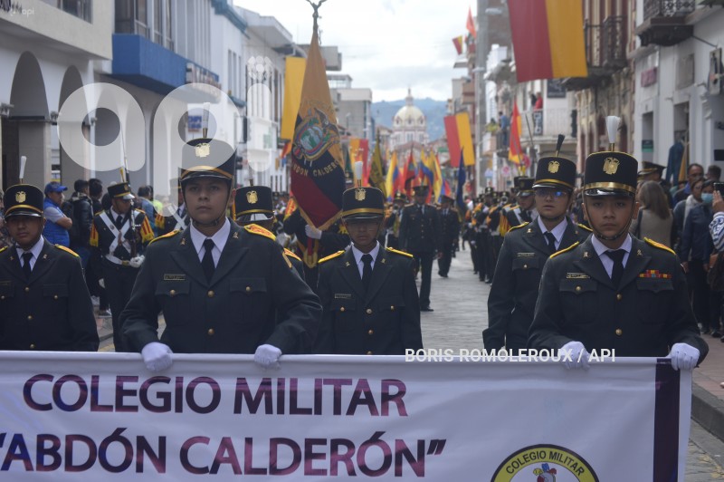 CUENCA-DESFILE ESTUDIANTIL FUNDACION CUENCA