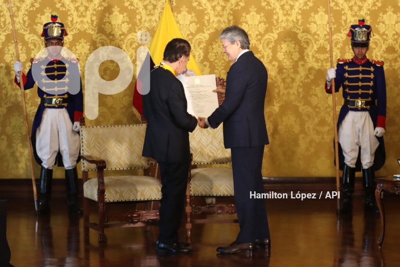 UIO-CONDECORACION-CARONDELETE-ALFONSO-ESPINOSA