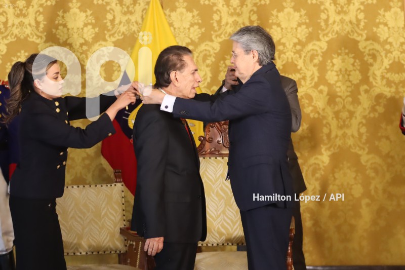 UIO-CONDECORACION-CARONDELETE-ALFONSO-ESPINOSA