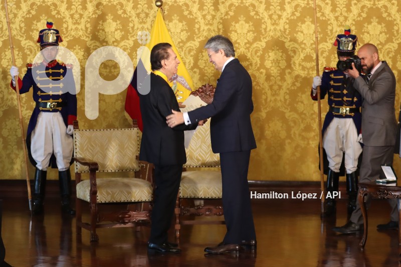 UIO-CONDECORACION-CARONDELETE-ALFONSO-ESPINOSA