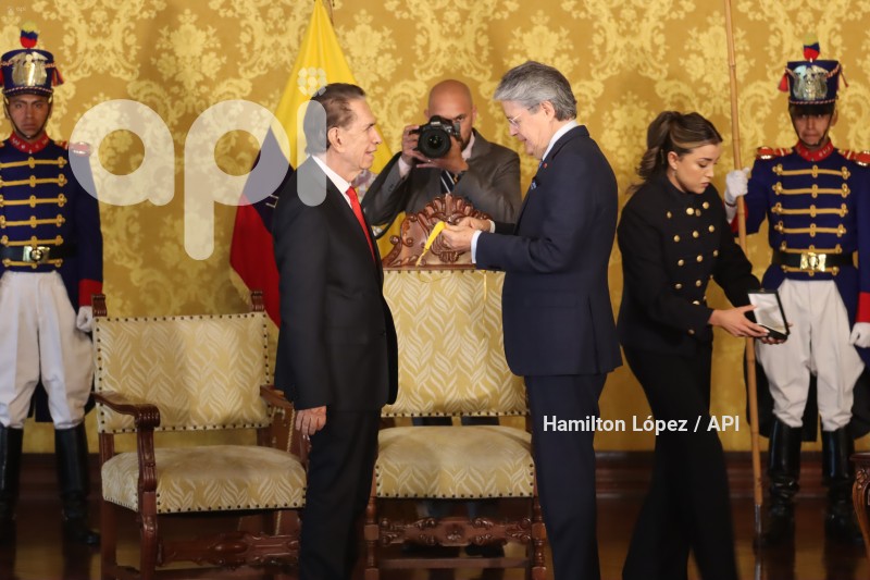 UIO-CONDECORACION-CARONDELETE-ALFONSO-ESPINOSA