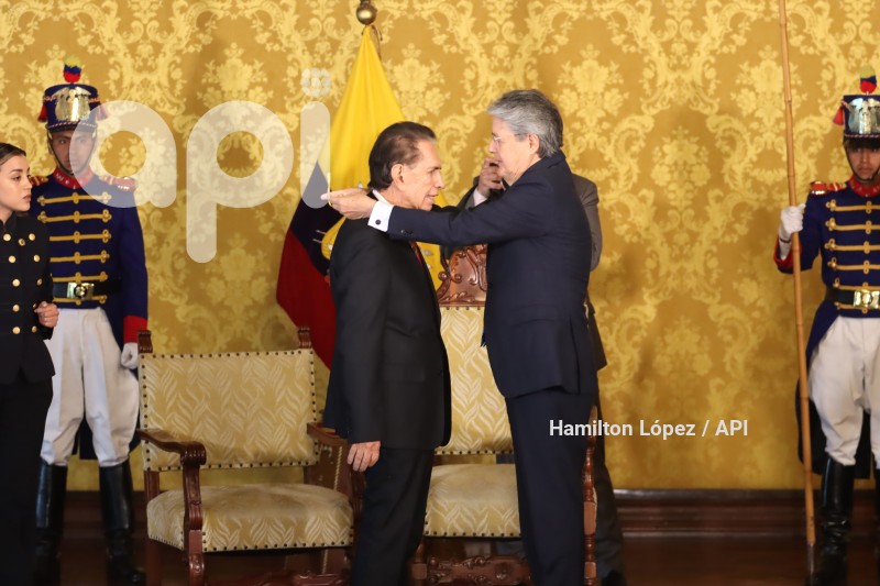 UIO-CONDECORACION-CARONDELETE-ALFONSO-ESPINOSA