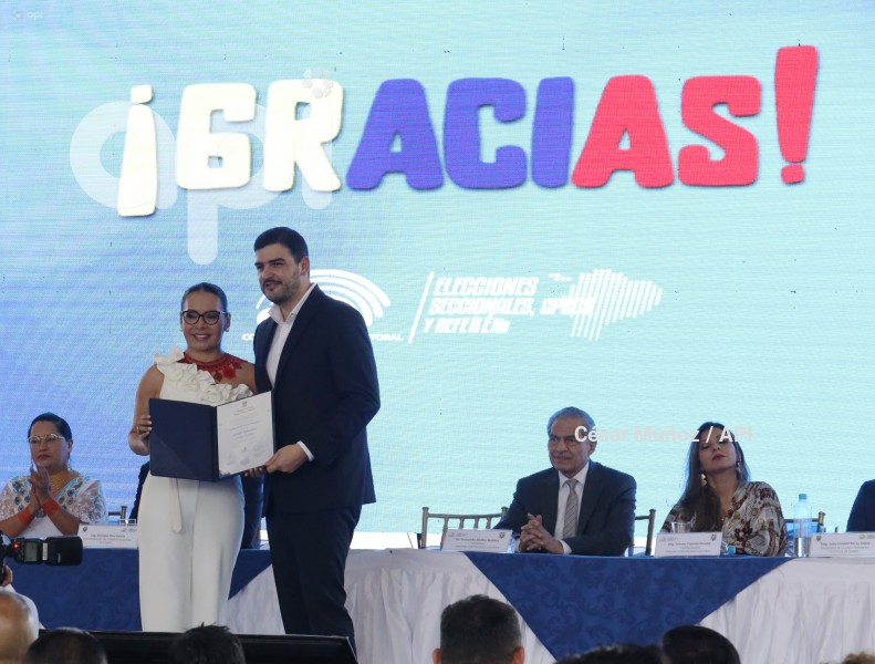 GYE-ENTREGA CREDENCIALES CNE