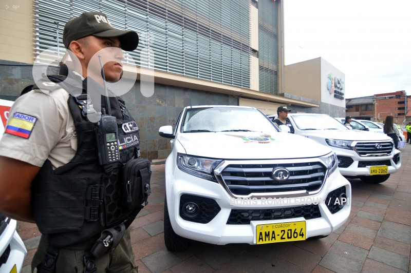 CUENCA-ENTREGA 10 PATRULLEROS A POLICIA
