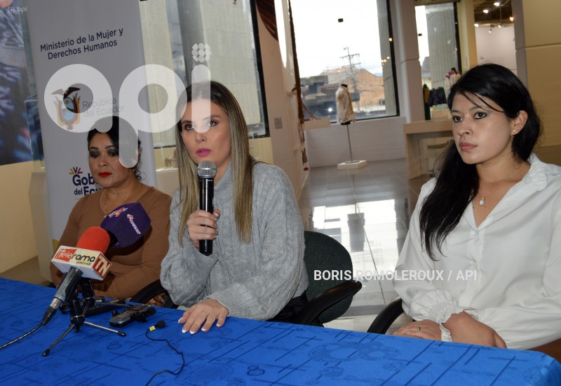 CUENCA-RUEDA DE PRENSA PAOLA FLORES MINISTRA