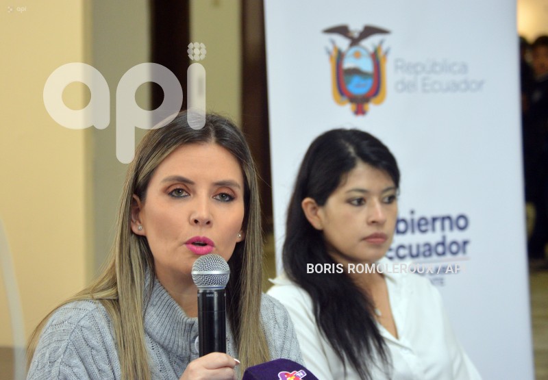 CUENCA-RUEDA DE PRENSA PAOLA FLORES MINISTRA