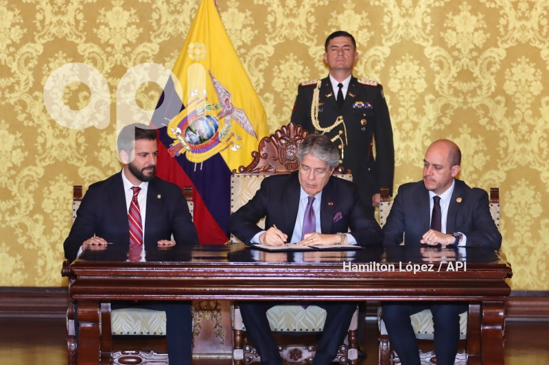 UIO-GUILLERMO-LASSO-FIRMA-REGLAMENTO-DECRETOLEY