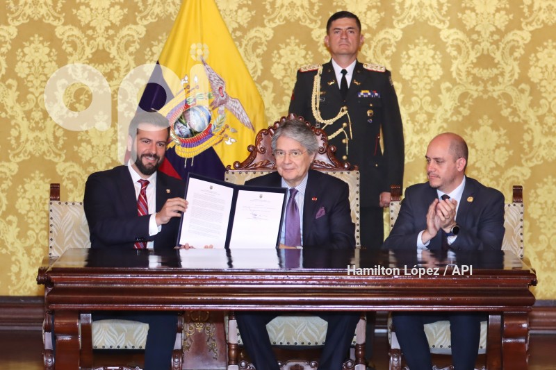 UIO-GUILLERMO-LASSO-FIRMA-REGLAMENTO-DECRETOLEY