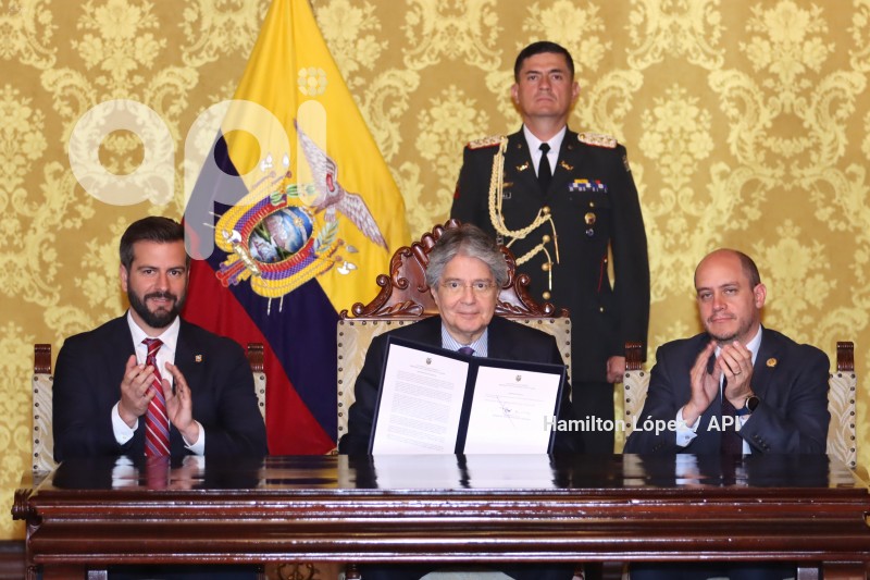 UIO-GUILLERMO-LASSO-FIRMA-REGLAMENTO-DECRETOLEY