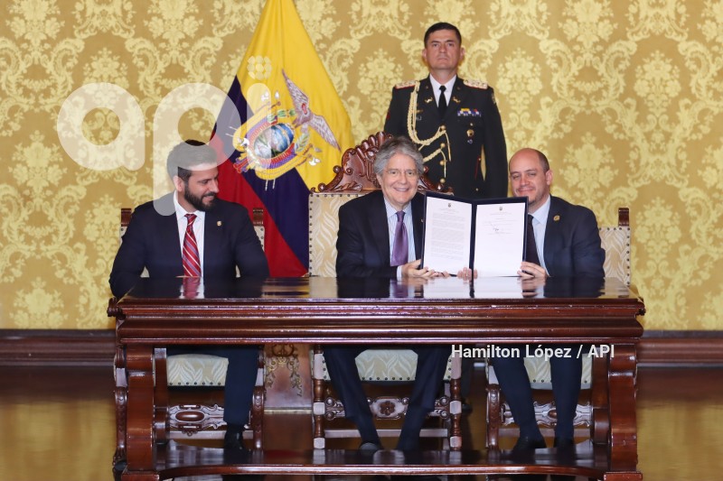 UIO-GUILLERMO-LASSO-FIRMA-REGLAMENTO-DECRETOLEY