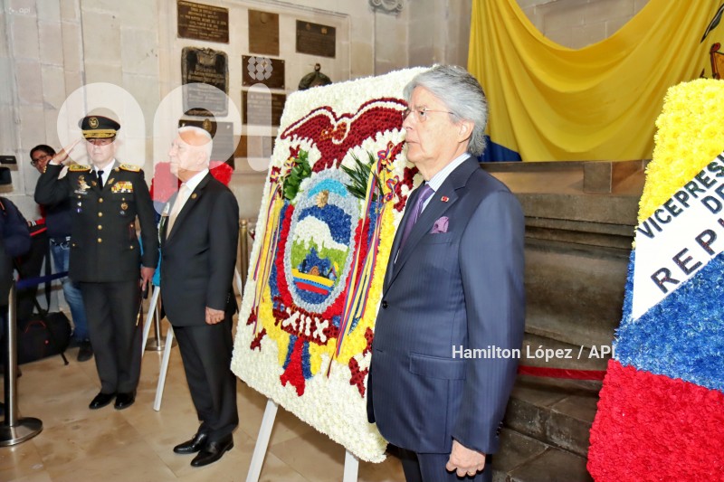 UIO-GUILLERMO-LASSO-OFRENDA-FLORAL