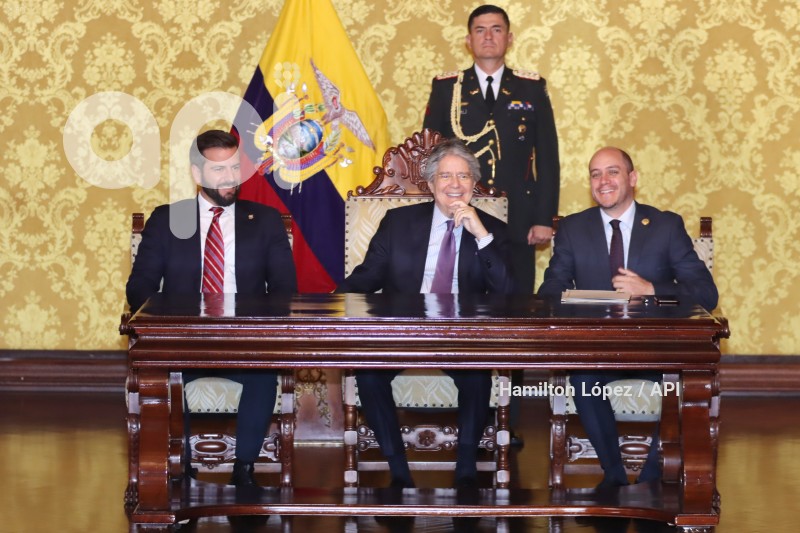 UIO-GUILLERMO-LASSO-FIRMA-REGLAMENTO-DECRETOLEY