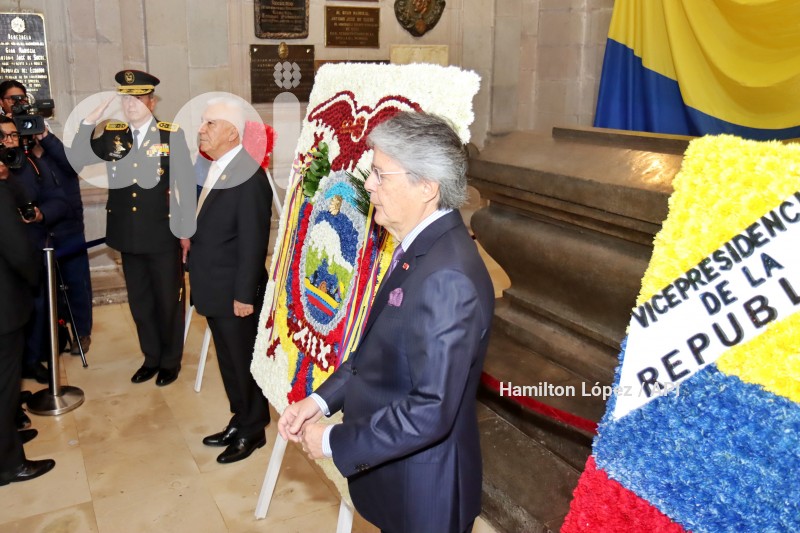 UIO-GUILLERMO-LASSO-OFRENDA-FLORAL