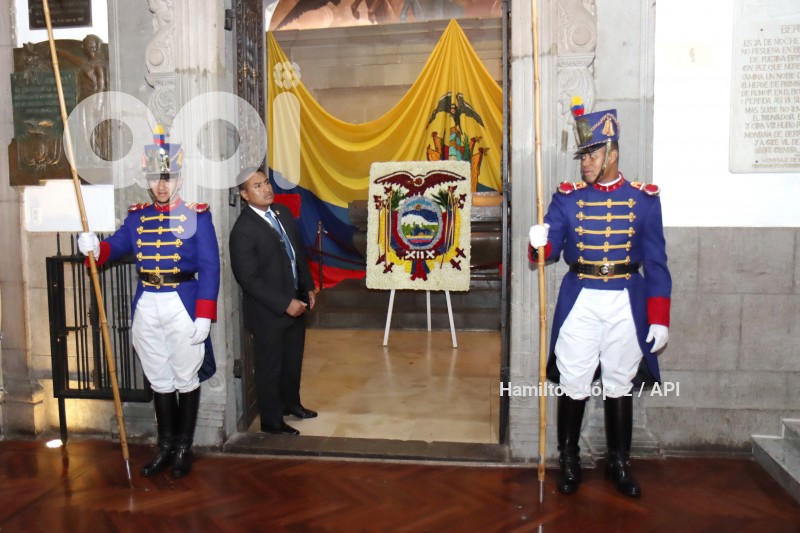 UIO-GUILLERMO-LASSO-OFRENDA-FLORAL