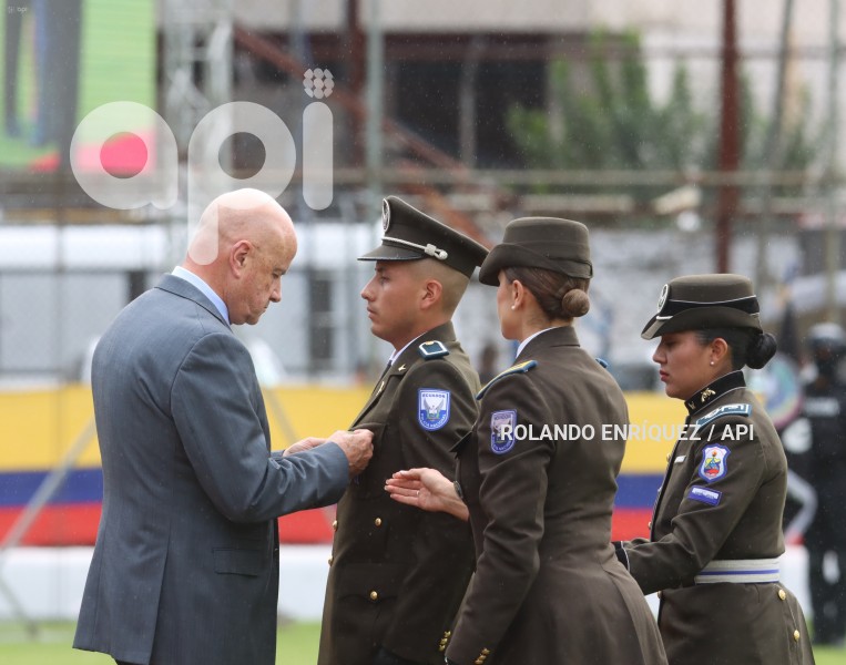 PRESIDENTE-LASSO-GRADUACION-POLICIAS-ESPECIALISTAS