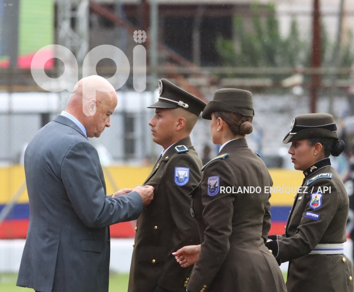 PRESIDENTE-LASSO-GRADUACION-POLICIAS-ESPECIALISTAS