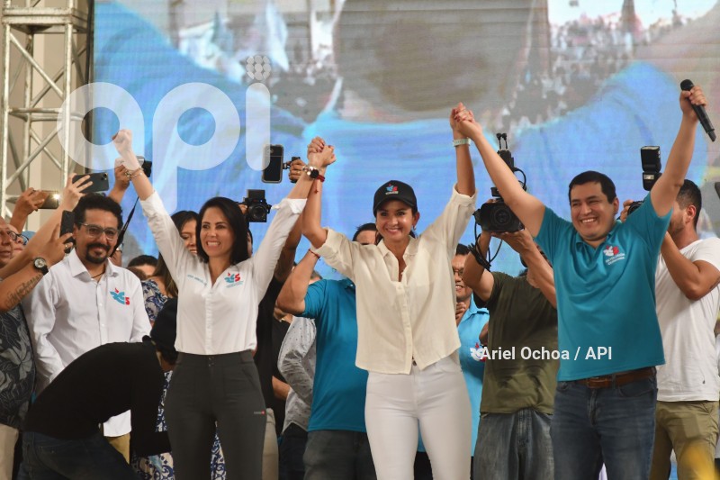 PORTOVIEJO-BINIOMIO-RC5-LUISA GONZALEZ-ANDRES ARAUZ
