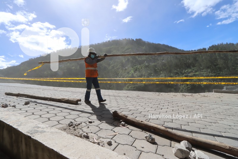 UIO-DERRUMBE-VIA-GUAPULO-CUMBAYÁ