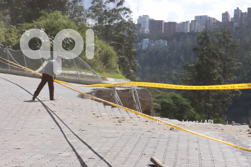 UIO-DERRUMBE-VIA-GUAPULO-CUMBAYÁ
