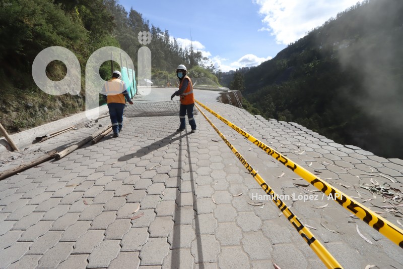 UIO-DERRUMBE-VIA-GUAPULO-CUMBAYÁ