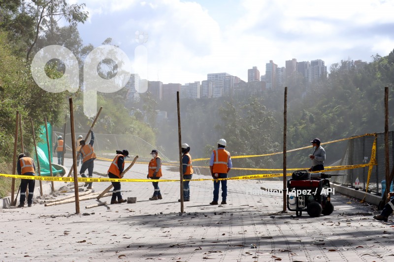 UIO-DERRUMBE-VIA-GUAPULO-CUMBAYÁ