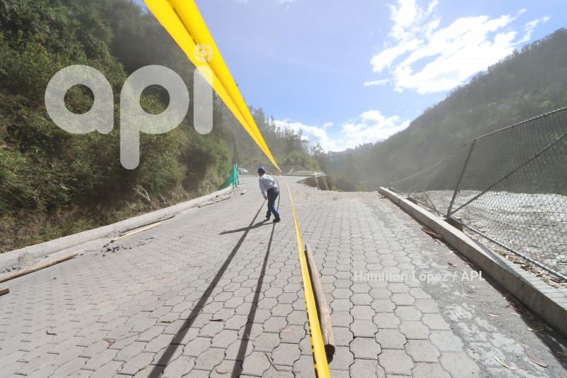 UIO-DERRUMBE-VIA-GUAPULO-CUMBAYÁ
