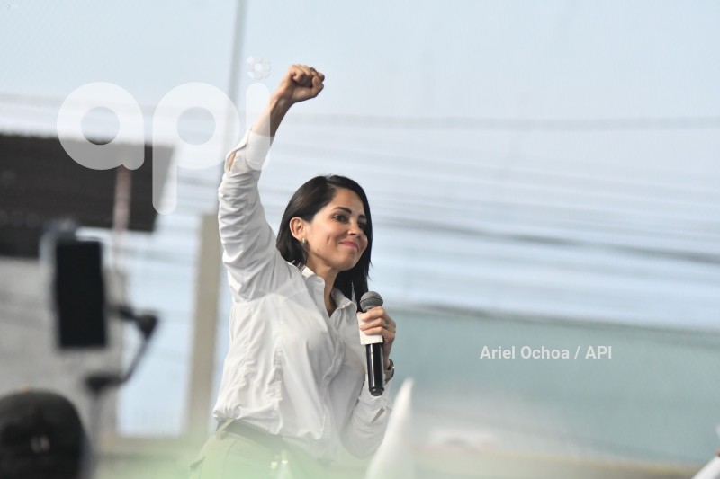 MANTA-DIALOGO-LUISA-GONZALEZ-ANDRES-ARAUZ