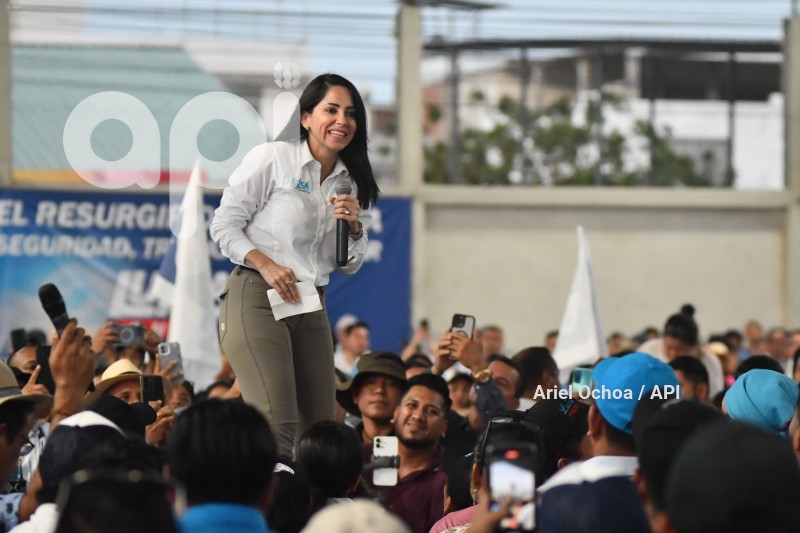 MANTA-DIALOGO-LUISA-GONZALEZ-ANDRES-ARAUZ