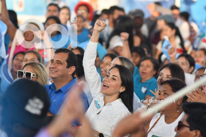 MANTA-DIALOGO-LUISA-GONZALEZ-ANDRES-ARAUZ