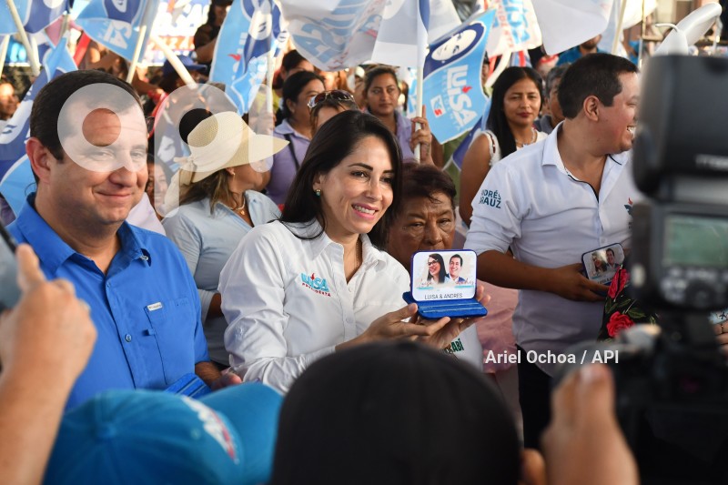 MANTA-DIALOGO-LUISA-GONZALEZ-ANDRES-ARAUZ