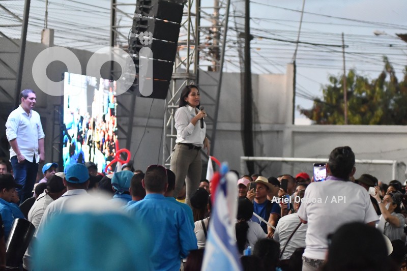 MANTA-DIALOGO-LUISA-GONZALEZ-ANDRES-ARAUZ