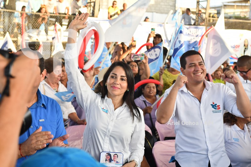 MANTA-DIALOGO-LUISA-GONZALEZ-ANDRES-ARAUZ