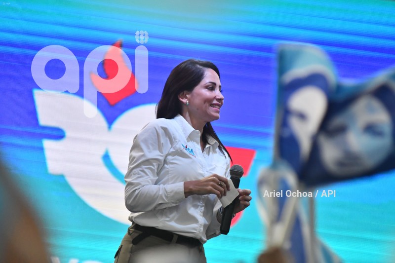 MANTA-DIALOGO-LUISA-GONZALEZ-ANDRES-ARAUZ