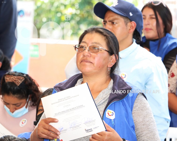 PRESIDENTE-LASSO-ENTREGA-CERTIFICADOS-RECICLADORES