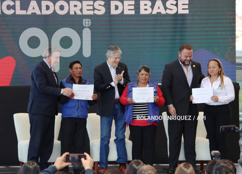 PRESIDENTE-LASSO-ENTREGA-CERTIFICADOS-RECICLADORES