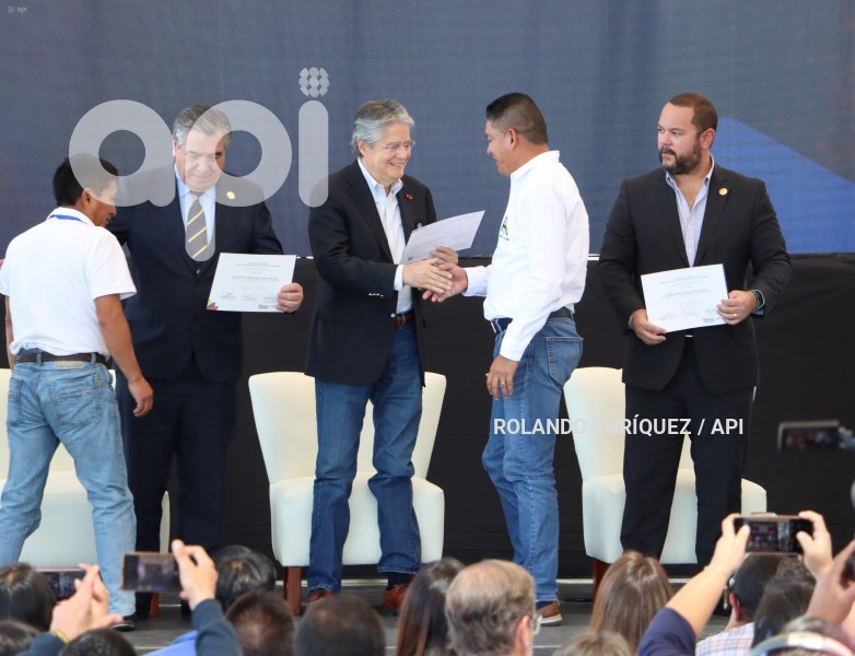 PRESIDENTE-LASSO-ENTREGA-CERTIFICADOS-RECICLADORES