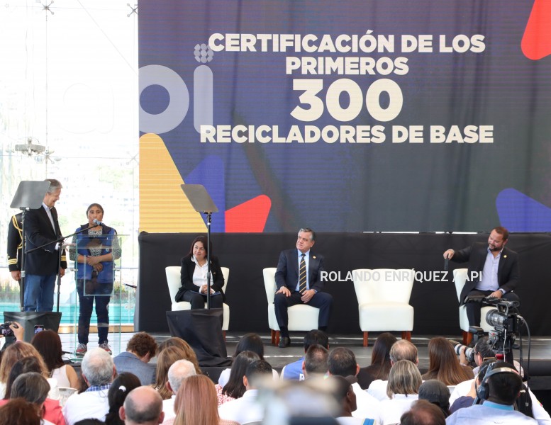 PRESIDENTE-LASSO-ENTREGA-CERTIFICADOS-RECICLADORES