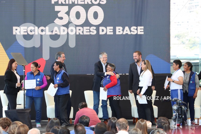 PRESIDENTE-LASSO-ENTREGA-CERTIFICADOS-RECICLADORES
