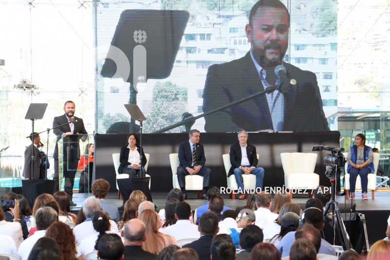 PRESIDENTE-LASSO-ENTREGA-CERTIFICADOS-RECICLADORES