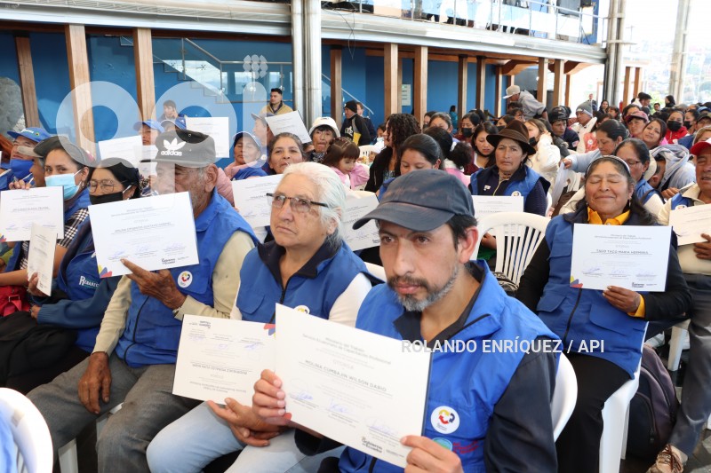 PRESIDENTE-LASSO-ENTREGA-CERTIFICADOS-RECICLADORES
