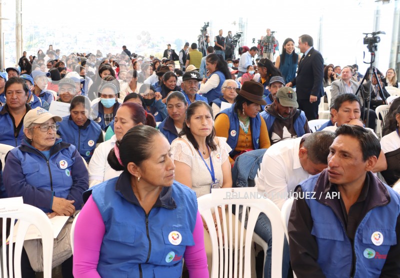 PRESIDENTE-LASSO-ENTREGA-CERTIFICADOS-RECICLADORES