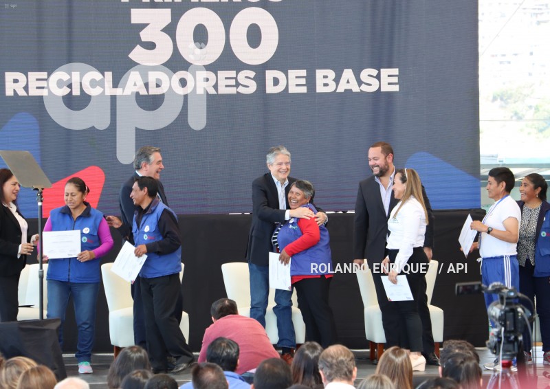 PRESIDENTE-LASSO-ENTREGA-CERTIFICADOS-RECICLADORES