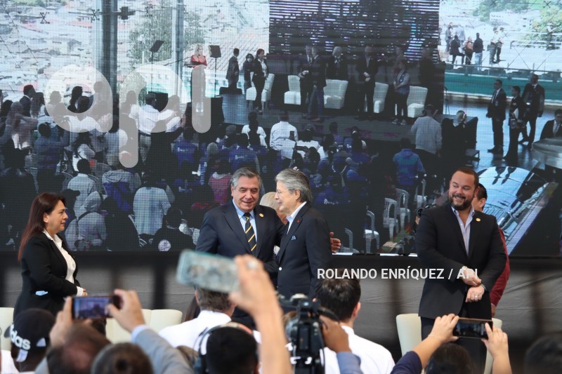 PRESIDENTE-LASSO-ENTREGA-CERTIFICADOS-RECICLADORES