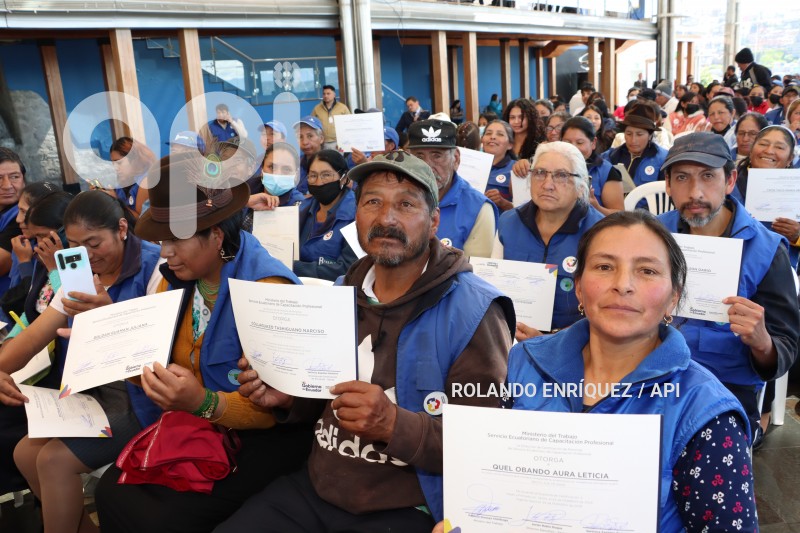 PRESIDENTE-LASSO-ENTREGA-CERTIFICADOS-RECICLADORES